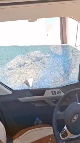 Satırlı magandalar trafikte dehşet saçtı: TIRın camını vurarak kırdılar