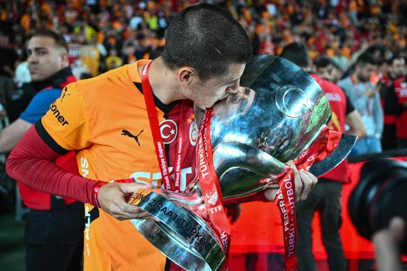 Galatasarayda ayrılık Sözleşmesi bitmeden gidiyor...