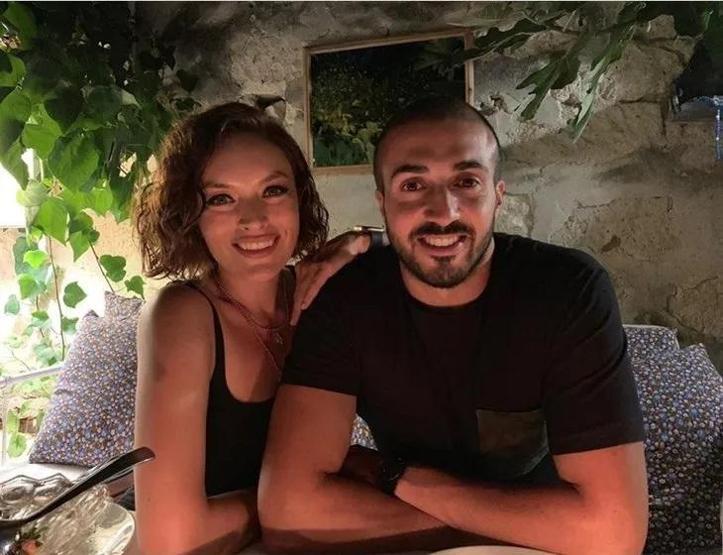 2 YILLIK EVLİLİK SONA ERDİ Ezgi Mola ile Mustafa Aksakallı boşandı Birbirimize olan sevgimizin en güzel hediyesi...