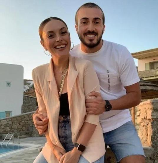 2 YILLIK EVLİLİK SONA ERDİ Ezgi Mola ile Mustafa Aksakallı boşandı Birbirimize olan sevgimizin en güzel hediyesi...