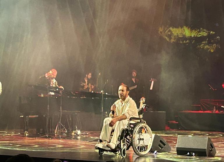 Cengiz İmren Kayahana vefasını böyle gösterdi SAHNEYE TEKERLEKLİ SANDALYE İLE ÇIKTI