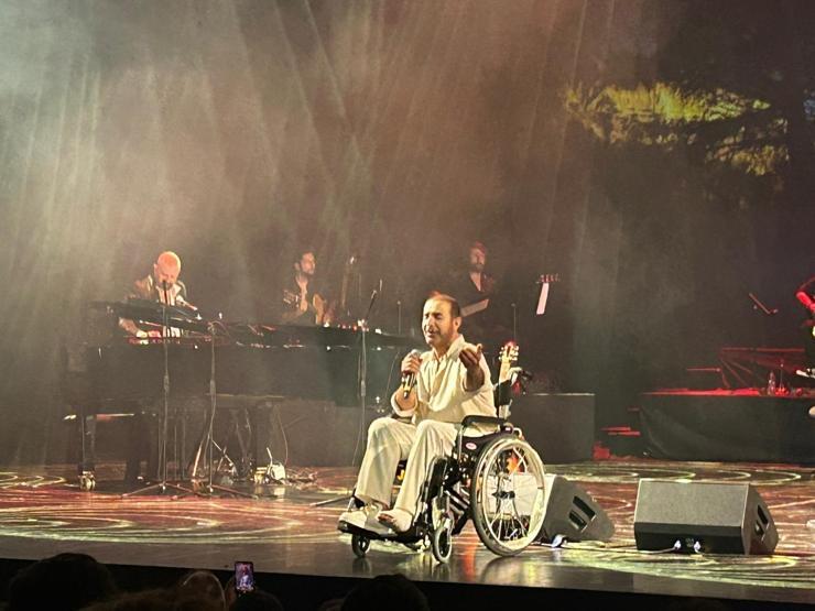 Cengiz İmren Kayahana vefasını böyle gösterdi SAHNEYE TEKERLEKLİ SANDALYE İLE ÇIKTI