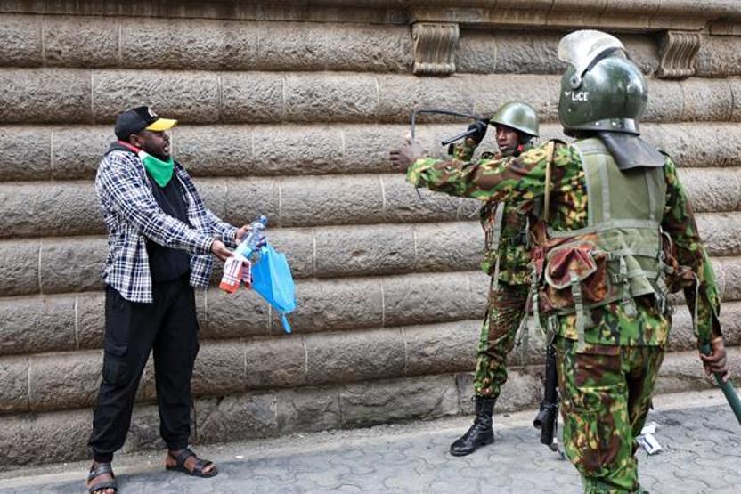 Kenyada sokaklar karıştı: 56 yaralı