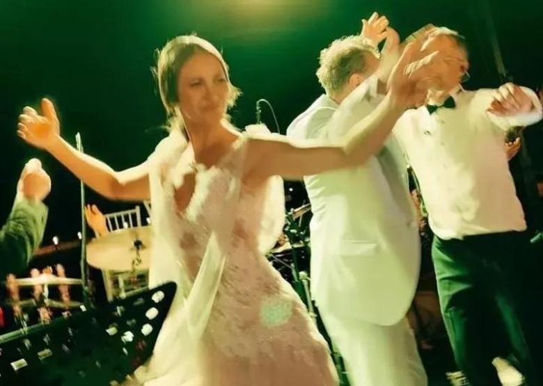 Ece Dizdar Gelinlik Hediyesiyle İlgili Duygusal İtirafını Paylaştı