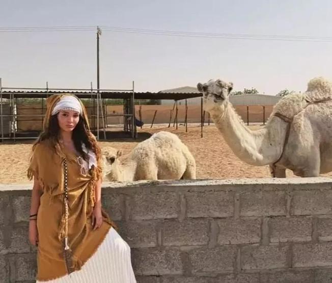 Ebru Şahin Çöl Sıcağında Tatil Keyfi Yaparken Poz Verdi