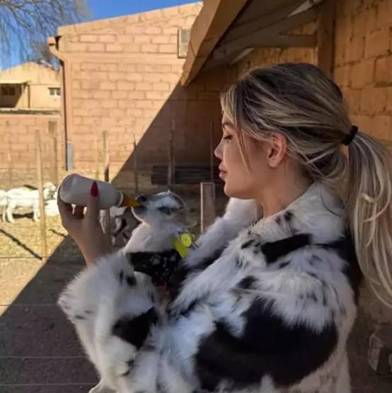 Wanda Nara Kuzulara Süt İçirirken Karda Bisiklete Bindi: Şaşırtan Paylaşımlar