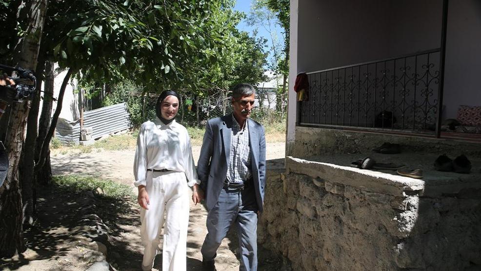 YKSye giren kızını çıkışta çiçekle karşılamıştı Mehmet Emin Gülen yılın babası ilan edildi