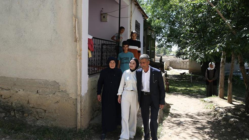 YKSye giren kızını çıkışta çiçekle karşılamıştı Mehmet Emin Gülen yılın babası ilan edildi