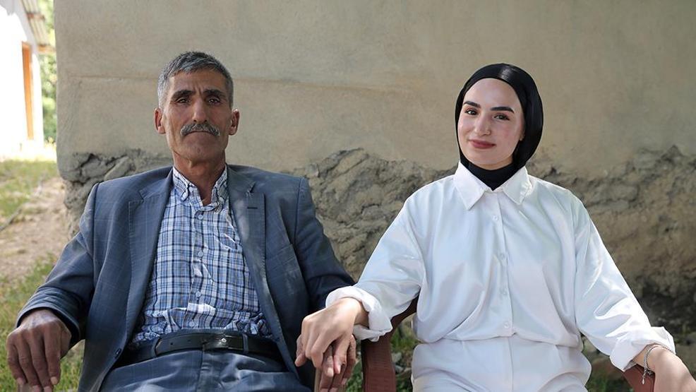 YKSye giren kızını çıkışta çiçekle karşılamıştı Mehmet Emin Gülen yılın babası ilan edildi