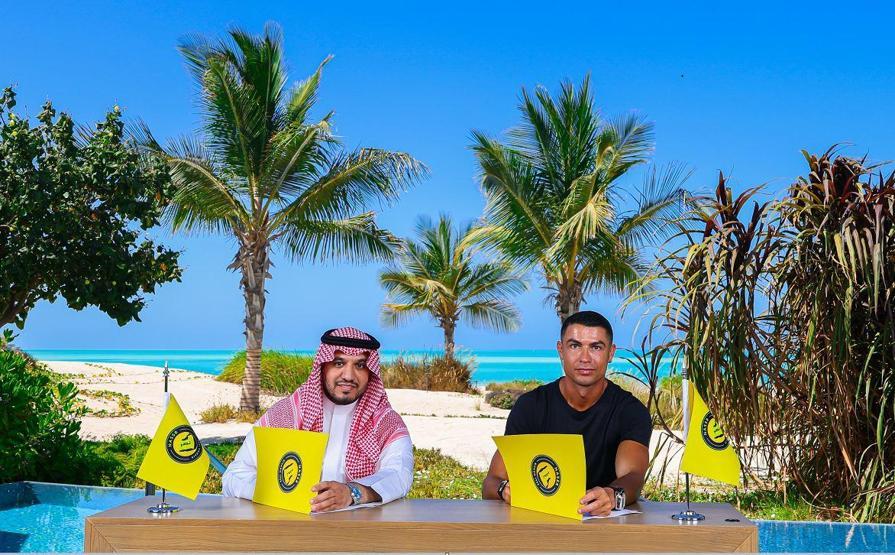 Cristiano Ronaldo, imzayı attı