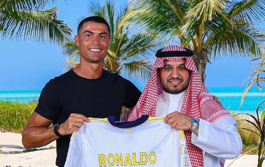 Cristiano Ronaldo, imzayı attı