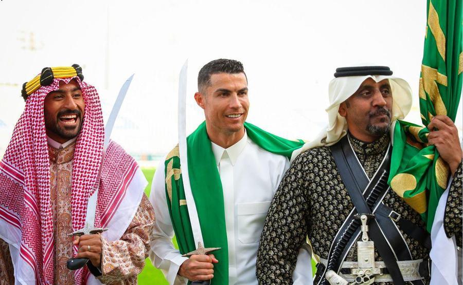Cristiano Ronaldo, imzayı attı