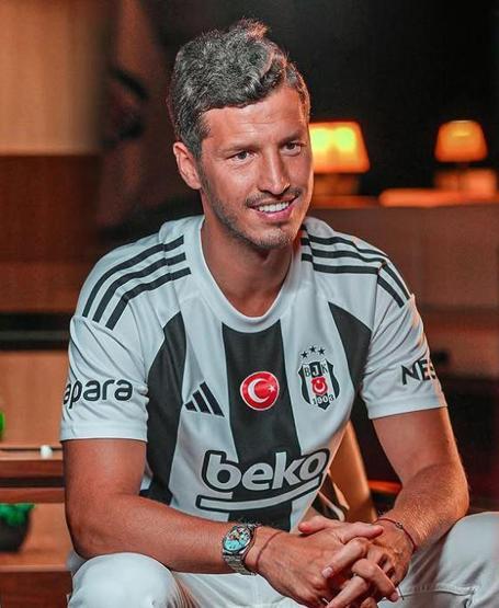 Beşiktaşın yıldızı Salih Uçandan kas şov DENİZ VE GÜNEŞİN TADINI ÇIKARDI