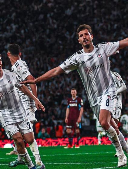 Beşiktaşın yıldızı Salih Uçandan kas şov DENİZ VE GÜNEŞİN TADINI ÇIKARDI