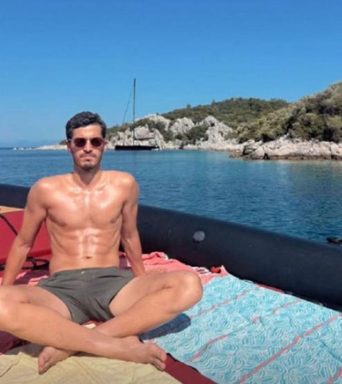 Beşiktaşın yıldızı Salih Uçandan kas şov DENİZ VE GÜNEŞİN TADINI ÇIKARDI