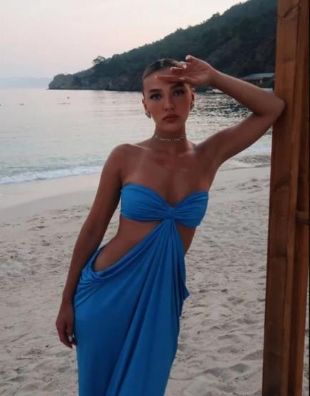 Melisa Döngel’den Büyüleyici Plaj Pozları Derin Dekolteli Elbisesiyle Dikkat Çekti
