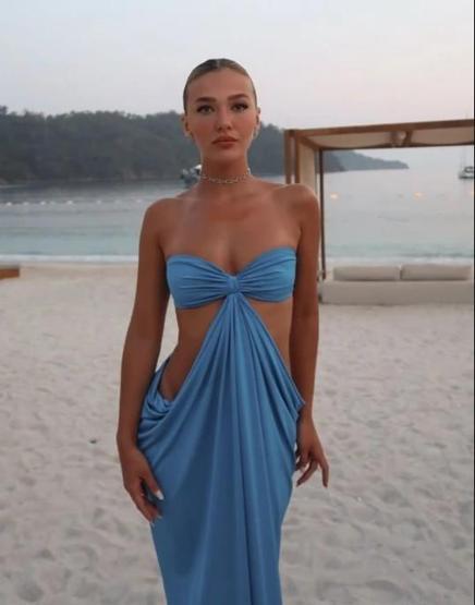 Melisa Döngel’den Büyüleyici Plaj Pozları Derin Dekolteli Elbisesiyle Dikkat Çekti