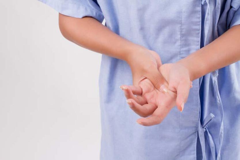 Kalem Tutamıyor, Düğme İlikleyemiyorsanız Aman Dikkat El Ve Kollardaki Güç Kaybı Bu Hastalığın İlk Belirtisi Olabilir