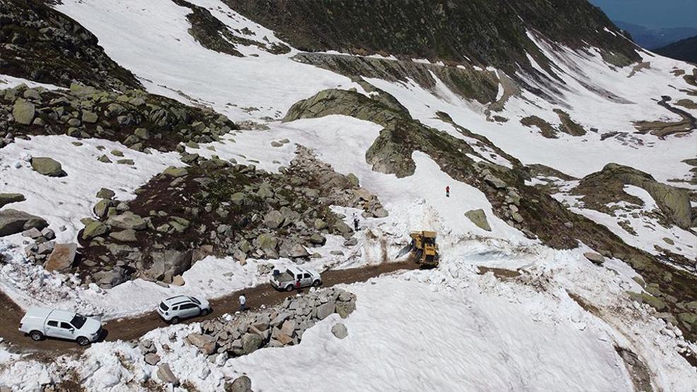 Rizede yol açma savaşı: Haziranda Karadenizde kar engeli