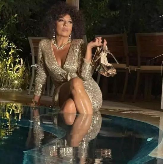 4 Ayda 22 Kilo Veren Işın Karaca, Çeşmede Bikinisiyle Göz Doldurdu