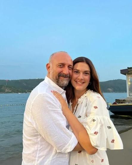 Bergüzar Korelden İddialı Tatil Pozları Mavi Bikinisiyle Göz Doldurdu