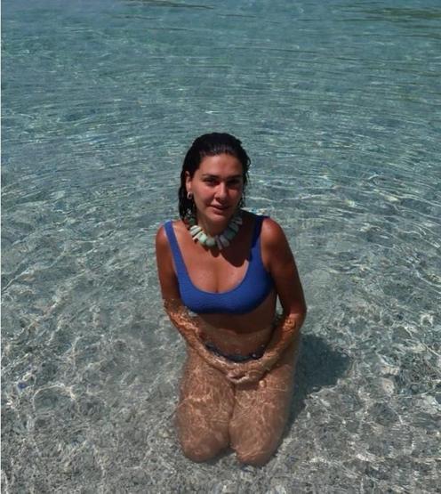 Bergüzar Korelden İddialı Tatil Pozları Mavi Bikinisiyle Göz Doldurdu