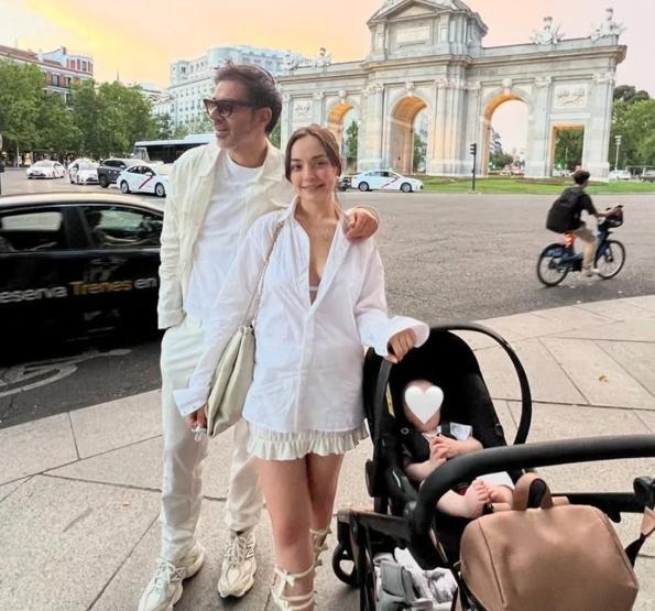 Cansel Elçin ve Zeynep Tuğçe Bayat’tan Madrid’de Aşk Dolu Anlar Bornozlu Pozlarla Gündeme Geldiler