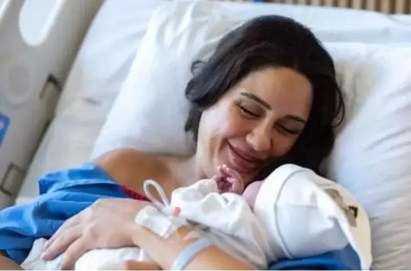 İlk Kez Anne Olmanın Mutluluğunu Yaşayan Sahra Işık, Bebeği Pamir ile İlk Pozunu Paylaştı