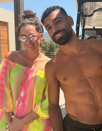 Güneşi Beklerkenin Zeynepiydi Hande Doğandemir ve Mohamed Salah yan yana