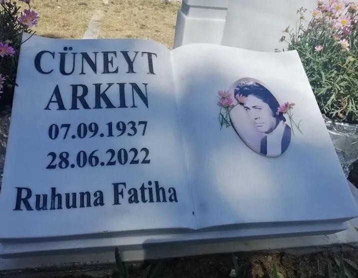 Duygu dolu paylaşım Cüneyt Arkının oğlu Kaan Cüreklibatır, babasını böyle andı: SANKİ HİÇ GİTMEMİŞ GİBİ