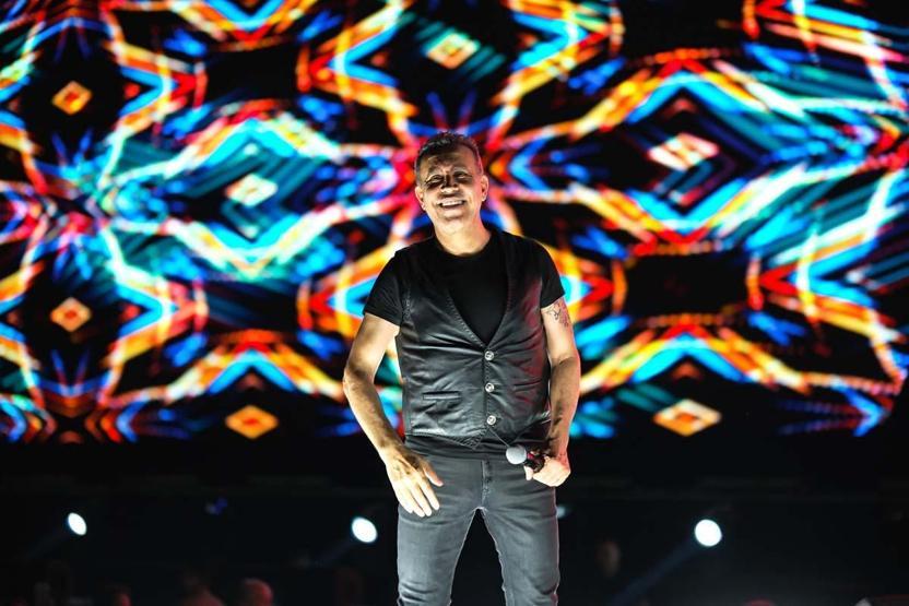 Haluk Levent’ten sahnede düğün sürprizi: Çiftetelli ve balayı hediyesi