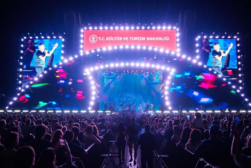 Haluk Levent’ten sahnede düğün sürprizi: Çiftetelli ve balayı hediyesi