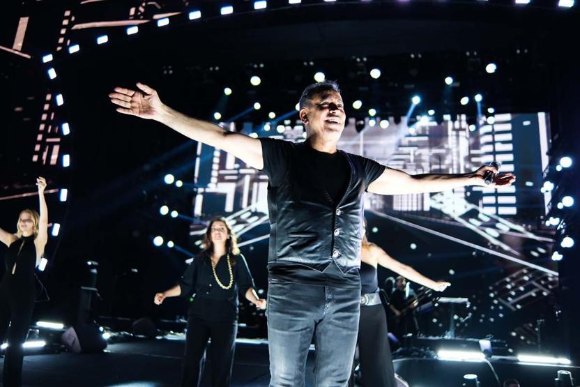 Haluk Levent’ten sahnede düğün sürprizi: Çiftetelli ve balayı hediyesi