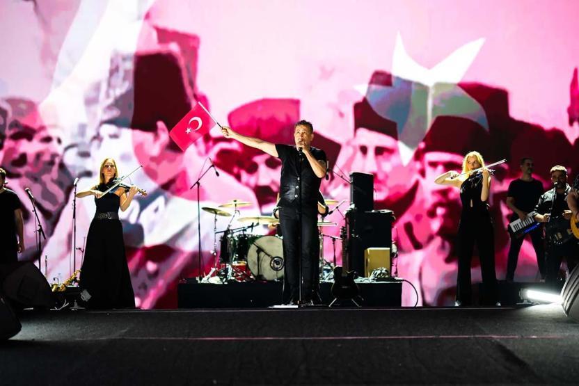 Haluk Levent’ten sahnede düğün sürprizi: Çiftetelli ve balayı hediyesi