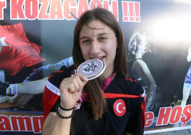 3 madalyayla memleketine dönen Begüm Sezin Dikici, davul zurnayla karşılandı