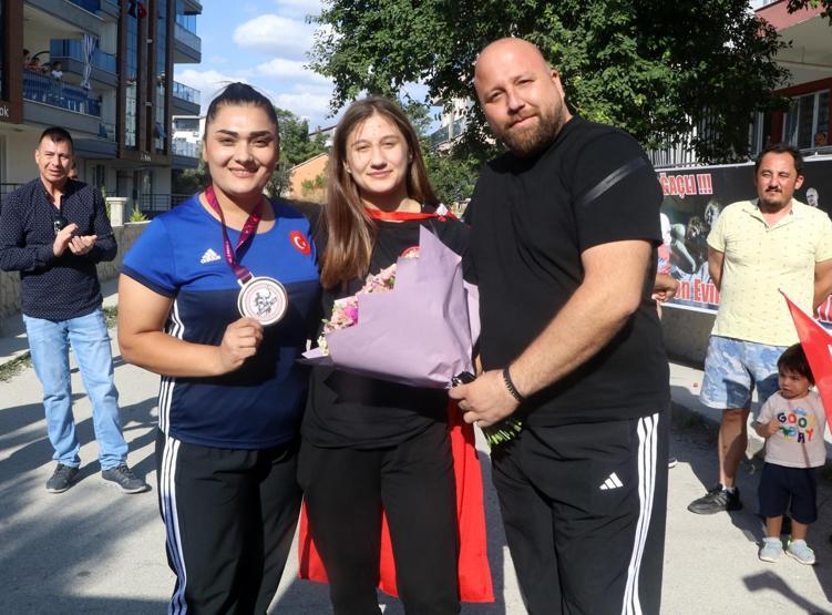 3 madalyayla memleketine dönen Begüm Sezin Dikici, davul zurnayla karşılandı