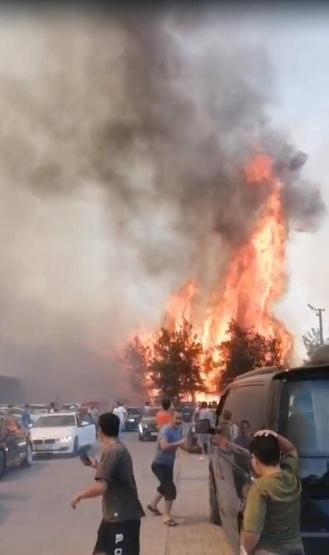 İzmir Gaziemirde iki ayrı yangın birleşmiş: Mahşer yeri gibiydi