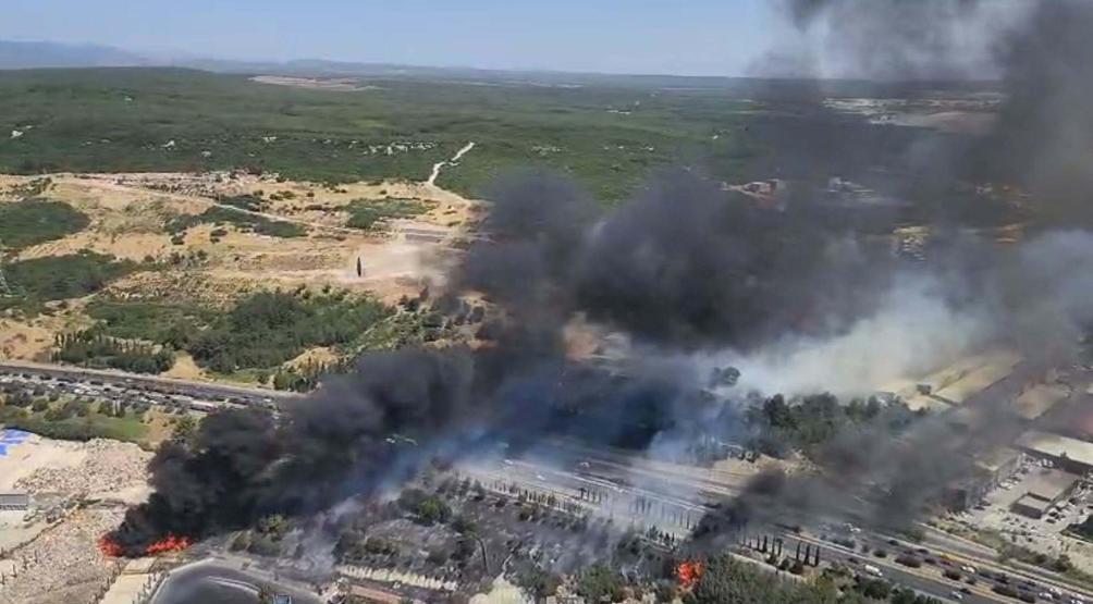 İzmir Gaziemirde iki ayrı yangın birleşmiş: Mahşer yeri gibiydi