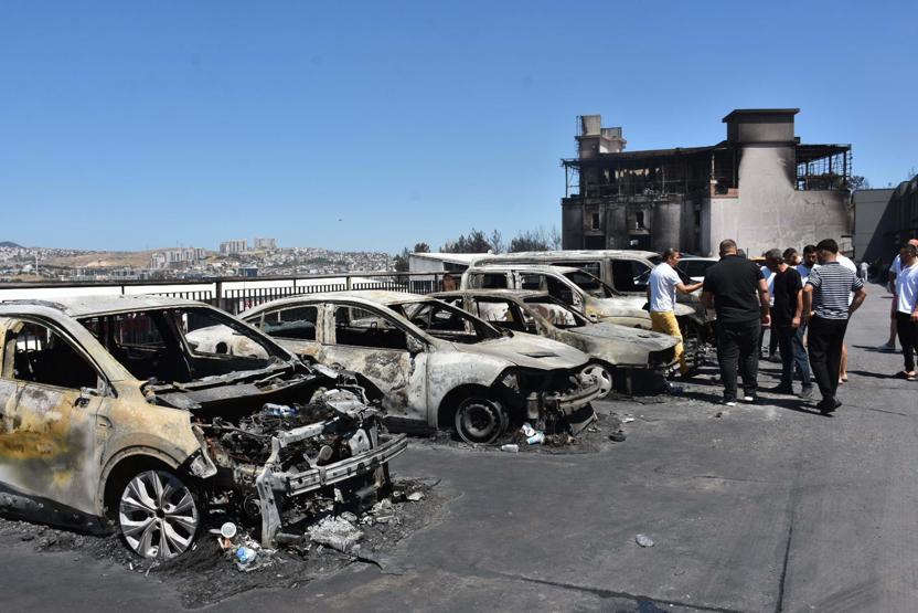 İzmir Gaziemirde iki ayrı yangın birleşmiş: Mahşer yeri gibiydi