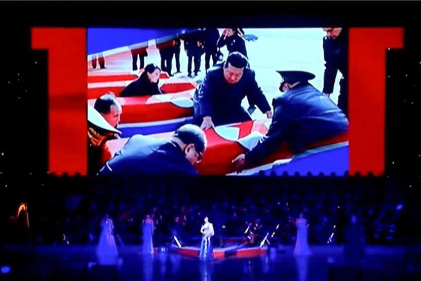 Dünyanın konuştuğu kareler... Kim Jong-undan bir ilk: Tabuta kapandı Gözyaşlarını tutamadı, Rus bakan da salondaydı