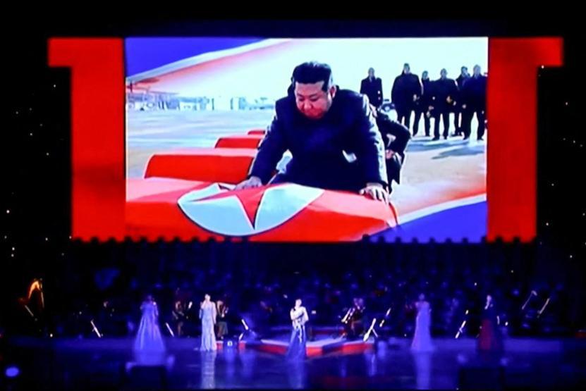 Dünyanın konuştuğu kareler... Kim Jong-undan bir ilk: Tabuta kapandı Gözyaşlarını tutamadı, Rus bakan da salondaydı