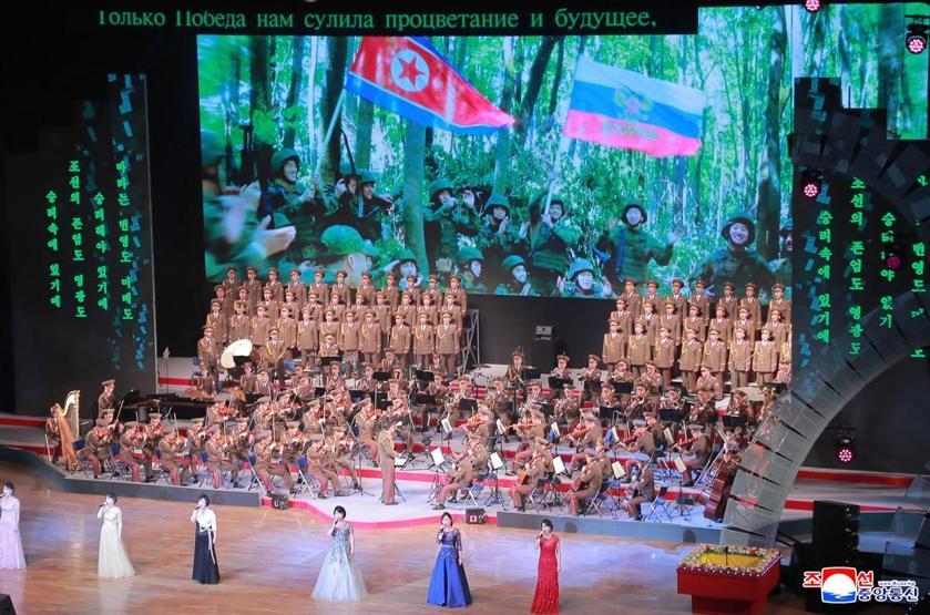 Dünyanın konuştuğu kareler... Kim Jong-undan bir ilk: Tabuta kapandı Gözyaşlarını tutamadı, Rus bakan da salondaydı