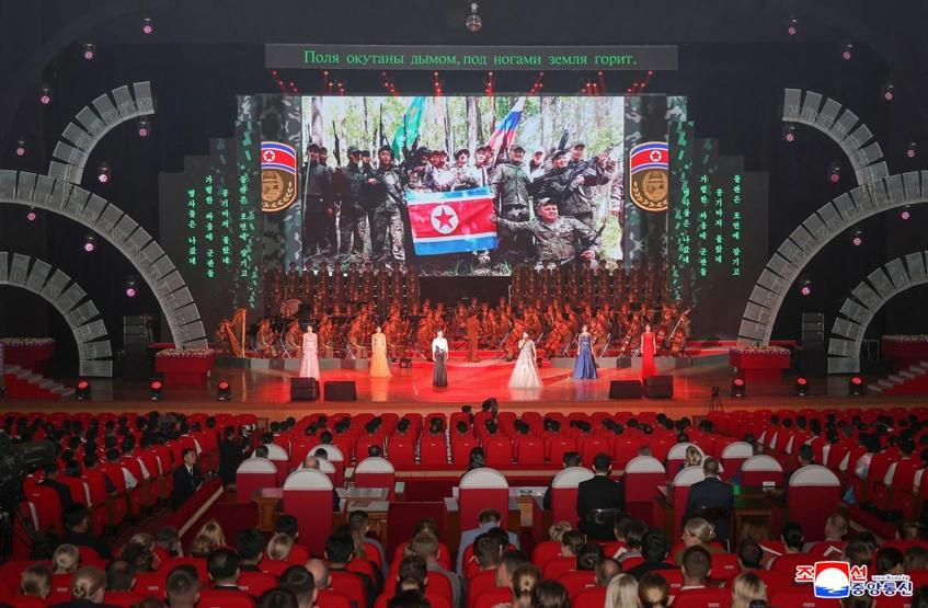 Dünyanın konuştuğu kareler... Kim Jong-undan bir ilk: Tabuta kapandı Gözyaşlarını tutamadı, Rus bakan da salondaydı