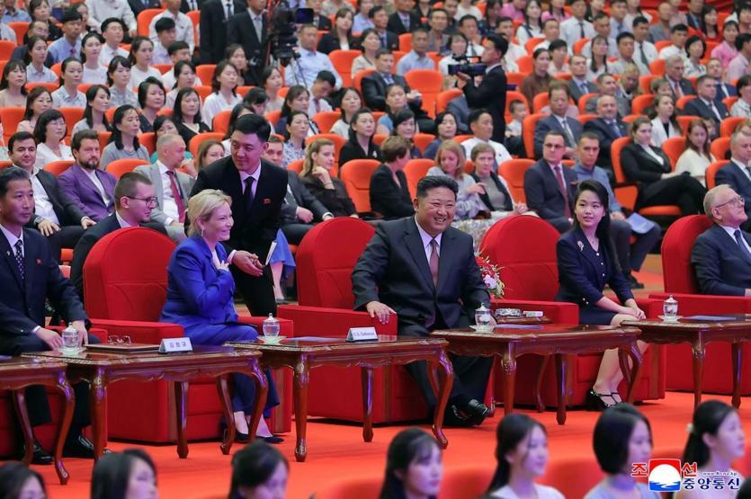 Dünyanın konuştuğu kareler... Kim Jong-undan bir ilk: Tabuta kapandı Gözyaşlarını tutamadı, Rus bakan da salondaydı