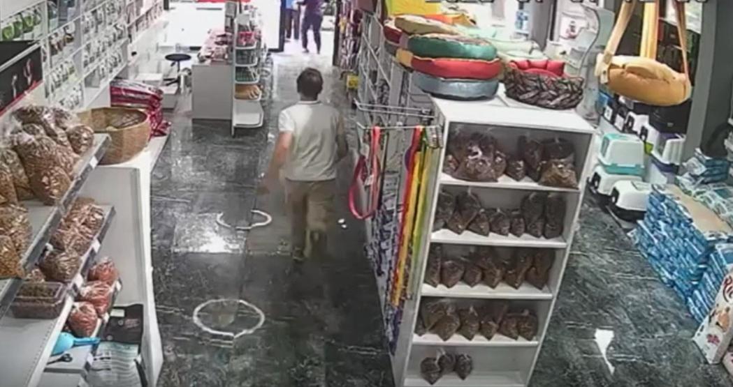 Deprem sırasında yürekleri ısıtan görüntü Tedavi ettiği köpeğin yanına koştu