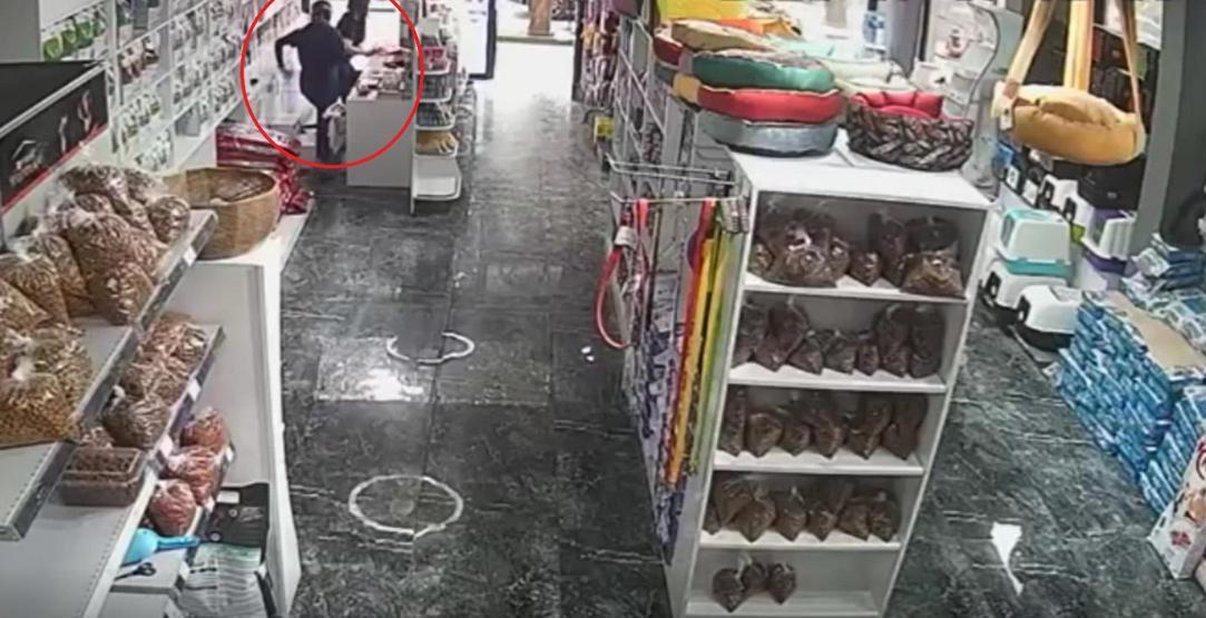 Deprem sırasında yürekleri ısıtan görüntü Tedavi ettiği köpeğin yanına koştu