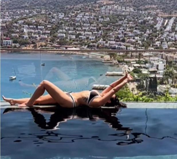 Hande Doğandemir’den Bodrum Tatilinde Bikinili Paylaşım: Kusursuz Fiziğiyle Göz Doldurdu