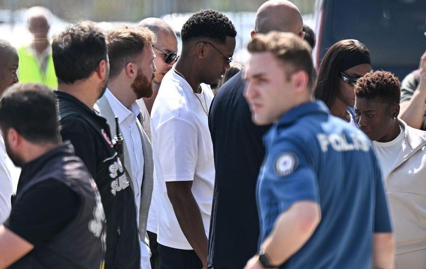 Transferde adım adım sona doğru Fenerbahçe, Jhon Duran’ı resmiyete döküyor