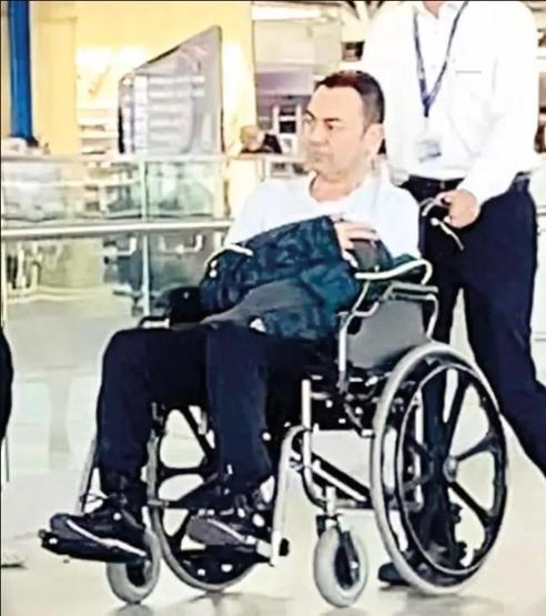 Serdar Ortaç Sevenlerini Endişelendirdi Yürümekte Zorlanınca Tekerlekli Sandalye Kullanmaya Başladı