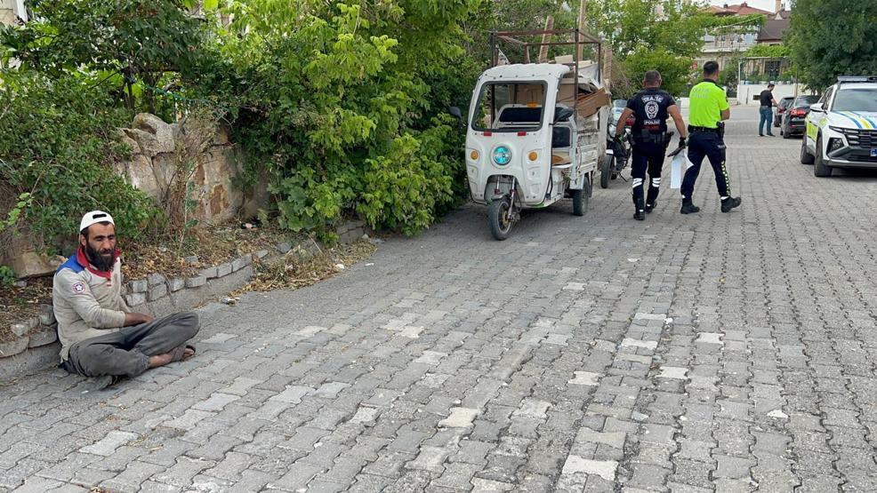Denetimden kaçarken yakalandı, namaza durdu